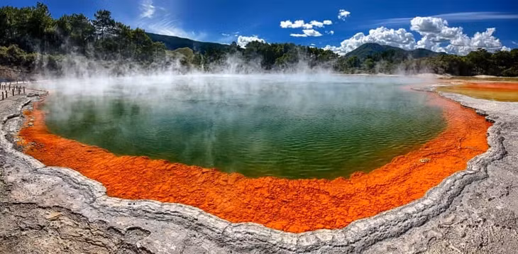 Champagne Pool (New Zealand) - là một kỳ quan địa nhiệt nổi tiếng của New Zealand. Suối nước nóng này chỉ có thể được chiêm ngưỡng từ bên ngoài vì nước của nó có thể đạt nhiệt độ lên đến 74ºC.