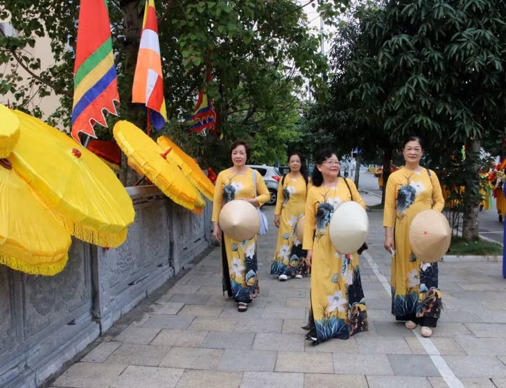 Ngay từ sáng sớm người dân TP Hạ Long đã háo hức đến tham gia lễ hội.