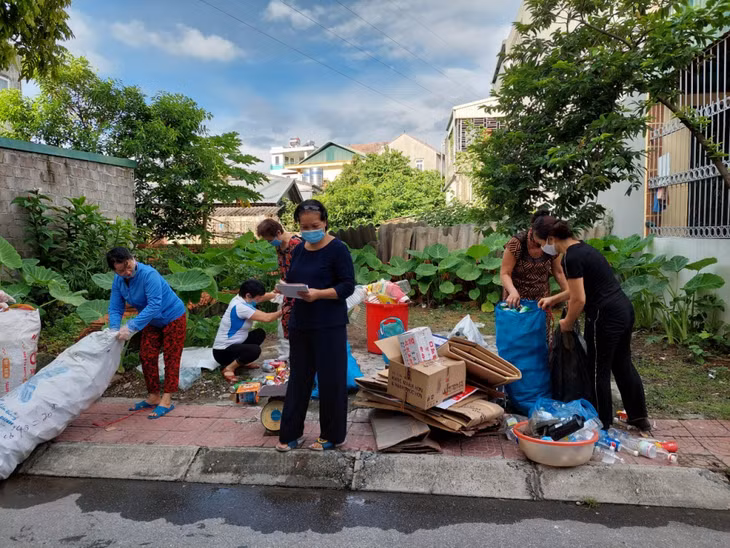 Hội viên phụ nữ phường Cẩm Thành thực hiện mô hình “Biến rác thành tiền”.