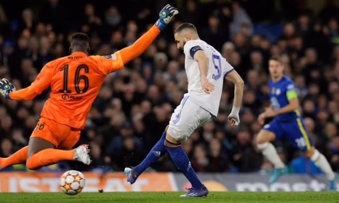 Cú đệm bóng của Benzema đánh dấu hat-trick nhấn chìm Chelsea. Ảnh: Guardian