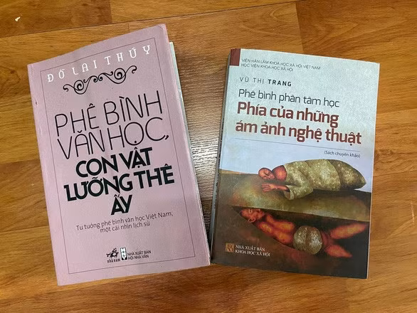 Nhiều đoạn trong cuốn “Phê bình phân tâm học - Phía của những ám ảnh nghệ thuật” của tác giả Vũ Thị Trang bị tố giống y hệt trong cuốn sách “Phê bình văn học, con vật lưỡng thê ấy” của tác giả Đỗ Lai Thúy phát hành trước đó. Ảnh: HOÀNG HƯƠNG