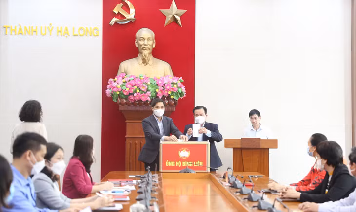 Ban thường trực UB MTTQ Việt Nam thành phố Hạ Long tổ chức chương trình phát động hưởng ứng phong trào “Chung sức xây dựng nông thôn mới” giúp huyện Bình Liêu xây nhà ở cho hộ nghèo.