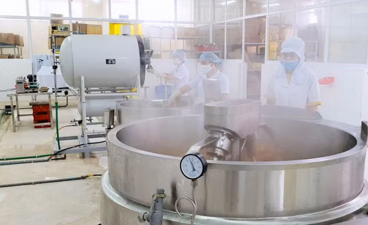 Công ty TNHH Sản xuất và Thương mại thủy sản Quảng Ninh đầu tư dây chuyền sản xuất tự động, khép kín hiện đại vào hoạt động sản xuất.