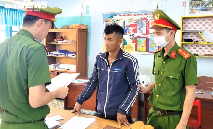 Cơ quan công an tống đạt quyết định khởi tố, bắt tạm giam Mai Thành.