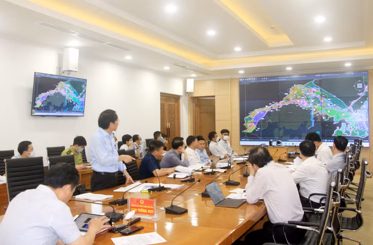Lãnh đạo Sở Xây dựng, trình bày báo cáo kết quả rà soát quỹ đất hình thành từ các dự án giao thông.