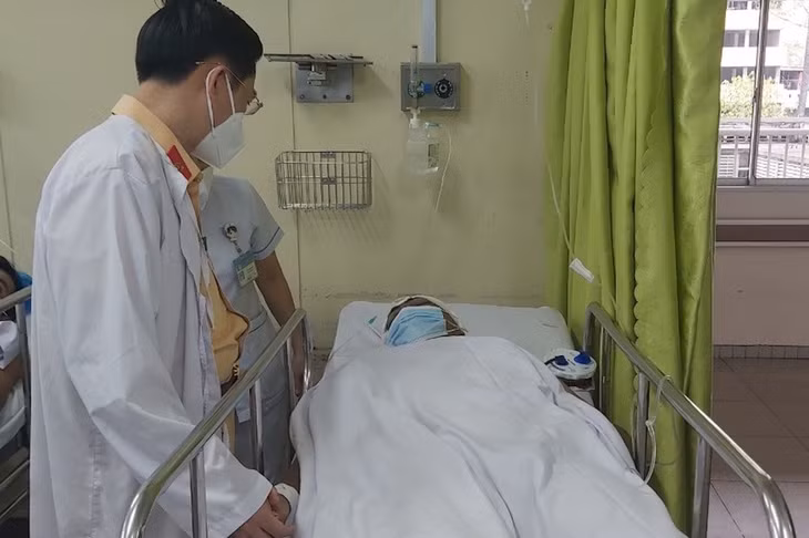 Đại diện Cục Cảnh sát giao thông đến thăm, động viên thiếu tá Nghĩa. Ảnh: A.Đ.