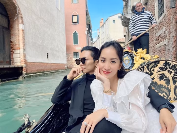 Dù sống và học tập tại Pháp, hàng ngày ngắm khung cảnh lãng mạn của nhà thờ Notre dame de Paris, sông Seine thơ mộng, tháp Eiffel… nhưng hiện thực cuộc sống lại không hề "màu hồng" như cô nghĩ. Cô đã phải làm thêm rất nhiều việc để kiếm tiền học nhảy, từ làm vườn, lau dọn lâu đài…