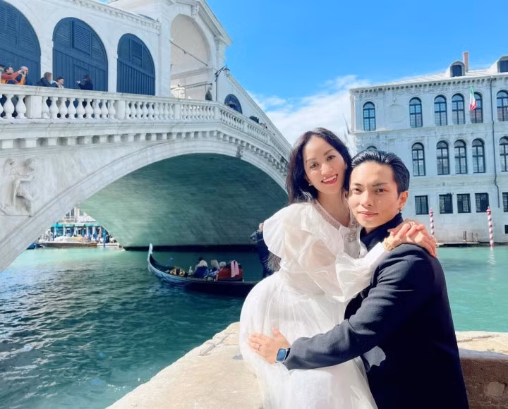Cặp đôi thể hiện tình cảm, ôm nhau tình tứ.