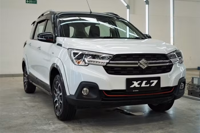 Suzuki XL7 Alpha FF 2022 có giá bán đe nẹt Mitsubishi Xpander