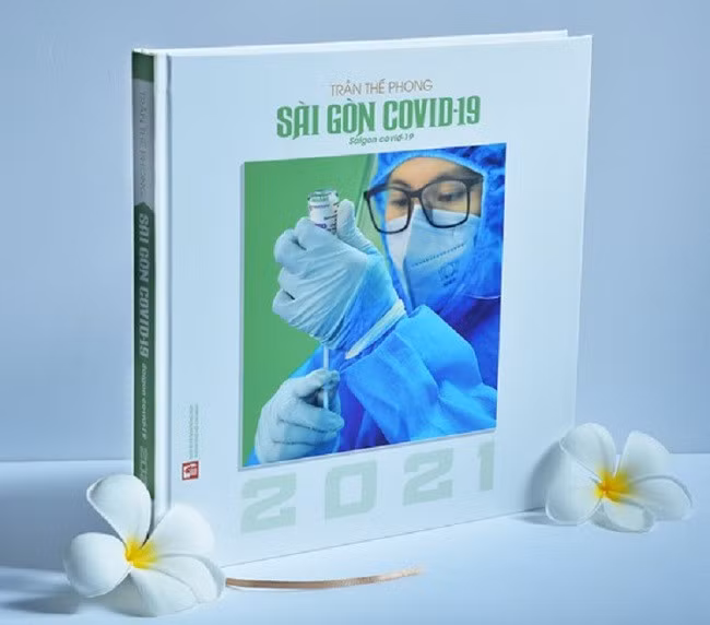 Bìa sách ảnh "Sài Gòn COVID-19" vừa được phát hành.