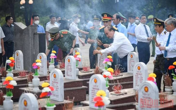 Chủ tịch nước Nguyễn Xuân Phúc thắp những nén hương tưởng nhớ những người con yêu quý trên mọi miền đất nước đã ngã xuống vì sự nghiệp đấu tranh giải phóng và thống nhất đất nước. (Ảnh: Thành Đạt)