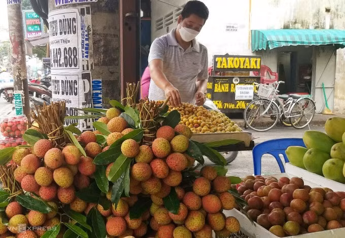 Vải u hồng tại cửa hàng trái cây trên đường Thống Nhất (Gò Vấp). Ảnh: Thi Hà