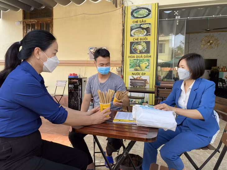 Tại thị trấn Cô Tô tổ tuyên truyền&nbsp;đã trao đổi với chủ cơ sở thay đổi thói quen sử dụng túi nilon, các sản phẩm nhựa bằng các sản phẩm thân thiện với môi trường, dễ tiêu hủy và cách phân loại rác thải tại nguồn.