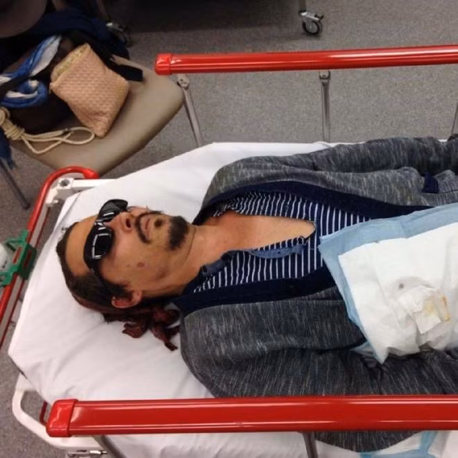 Hot lại clip Johnny Depp bị phát hiện vết thương ngón tay đúng 7 năm trước, thái độ của tài tử khiến netizen cảm thương - Ảnh 7.