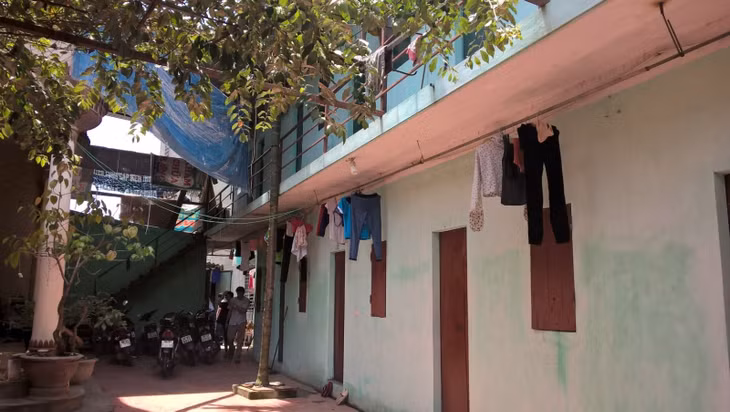 Một khu nhà trọ của công nhân lao động gần khu công nghiệp Bắc Ninh. Ảnh: XL