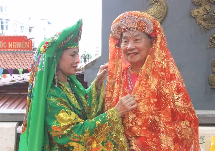 Thành viên đội tế nữ chuẩn bị trang phục để tham gia lễ rước Đức Ông vi hành.