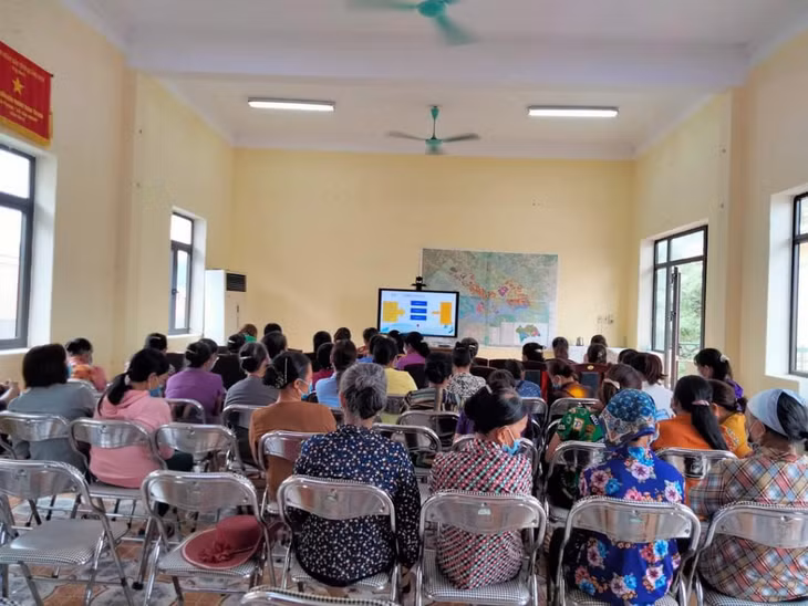Cán bộ, hội viên phụ nữ xã Đông Hải (huyện Tiên Yên) tham gia học tập Nghị quyết.