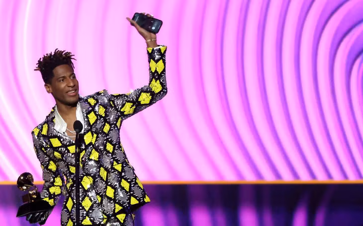 Jon Batiste và giải thưởng của mình. (Ảnh: Reuters)
