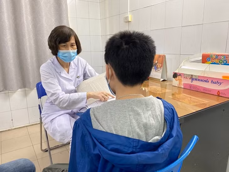 Bác sĩ tư vấn tâm lý cho trẻ vị thành niên. Ảnh: TN.