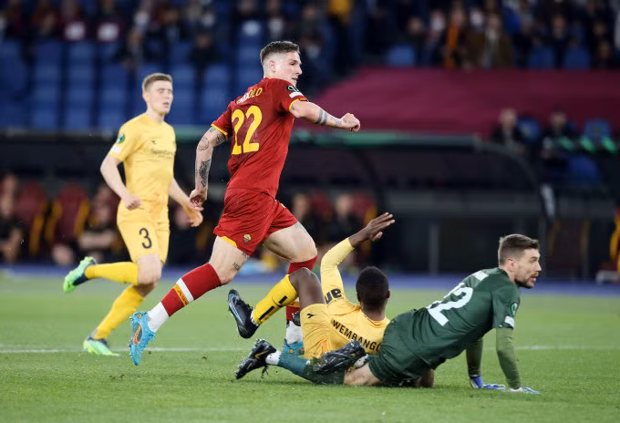 Zaniolo là người hùng khi ghi hattrick và in dấu giày trong bàn còn lại, giúp Roma đại thắng. Ảnh: Corriere dello Sport