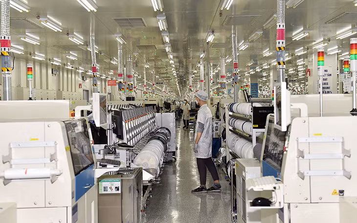 Dây chuyền sản xuất linh kiện điện tử ở Công ty TNHH Samsung Electronics Thái Nguyên. (Ảnh NHẬT BẮC)