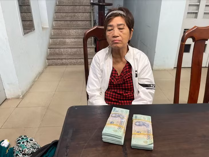 Nguyễn Thị Hương cùng tang vật.