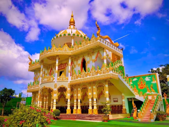 Ngôi chùa hiện lên đầy uy nghiêm nhưng cũng không kém phần tráng lệ. (Ảnh: Khmer Trà Vinh)