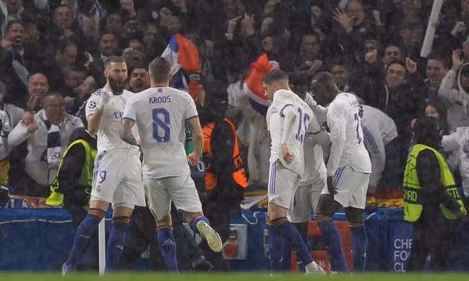 Benzema mừng bàn trong trận gặp Chelsea trên sân Stamford Bridge tối 6/4. Ảnh: Guardian