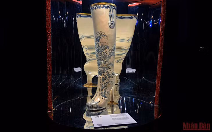 Giày họa tiết "sóng thủy tam".