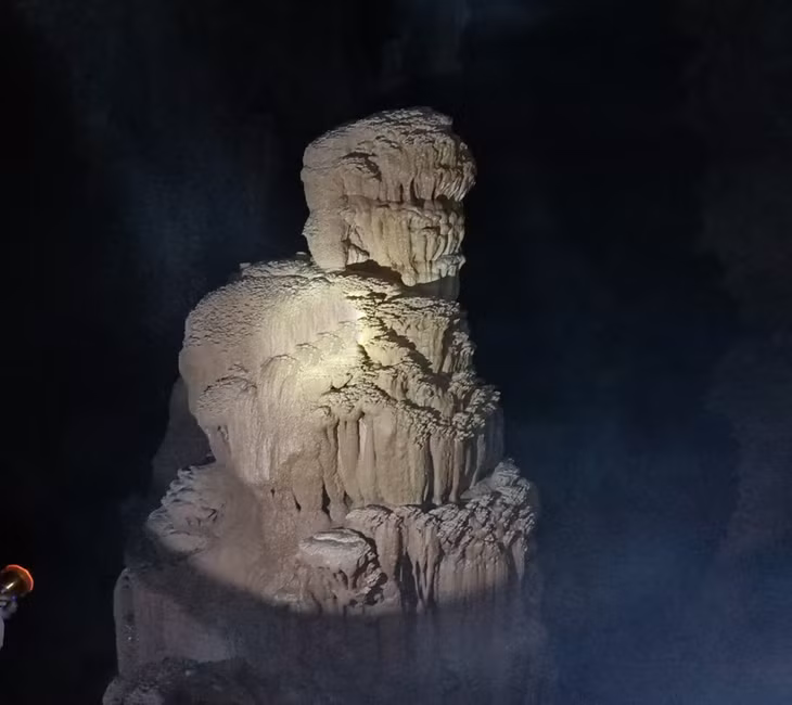 Một nhũ đá mang hình sư tử trong hang Nhà Trò