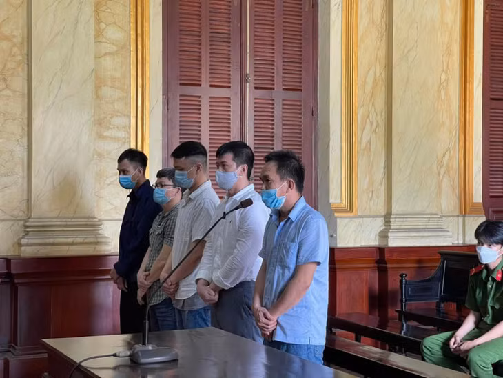 Các bị cáo đang nghe tòa tuyên án.