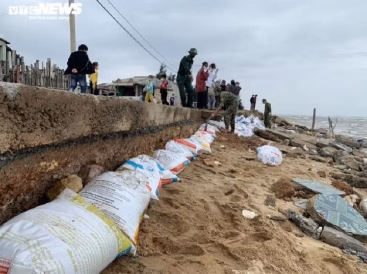 Cuối năm 2021, hơn 200 mét bờ biển thuộc thôn Phổ Trường lâm vào tình trạng sạt lở nặng khiến người dân nơm nớp lo sợ.