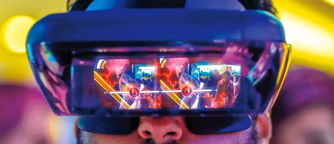 Kính thực tế ảo được xem là cánh cổng đưa người dùng vào vũ trụ ảo metaverse. Ảnh: Reuters