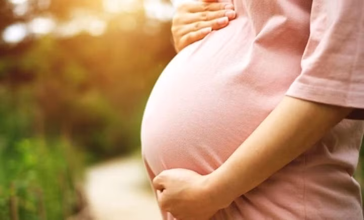 Mùa hè nắng nóng, bà bầu cần chú ý giữ gìn sức khỏe cho bản thân và thai nhi. (Ảnh: Phụ sản HN)