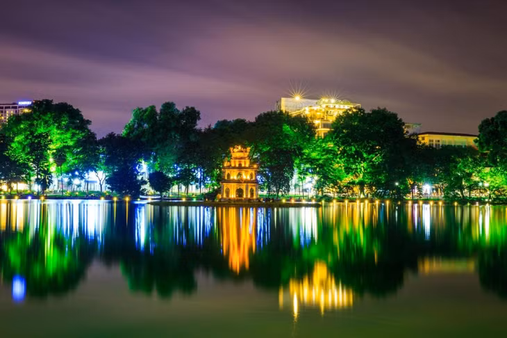 Hồ Gươm về đêm. Ảnh: DL