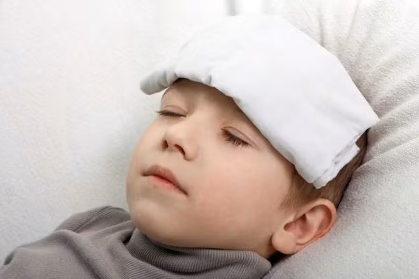Chườm ấm giúp trẻ hạ sốt.