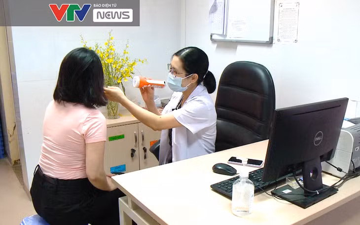Bác sĩ thăm khám cho một bệnh nhân bị tổn thương da.