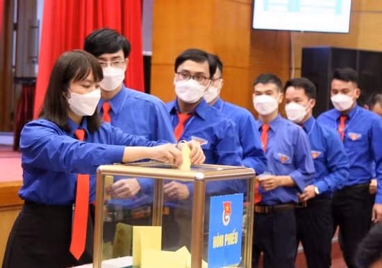 Bỏ phiếu bầu Ban Chấp hành khóa mới tại Đại hội đại biểu Đoàn TNCS Hồ Chí Minh cơ quan Sở Giao thông - Vận tải lần thứ VIII, nhiệm kỳ 2022 - 2027.