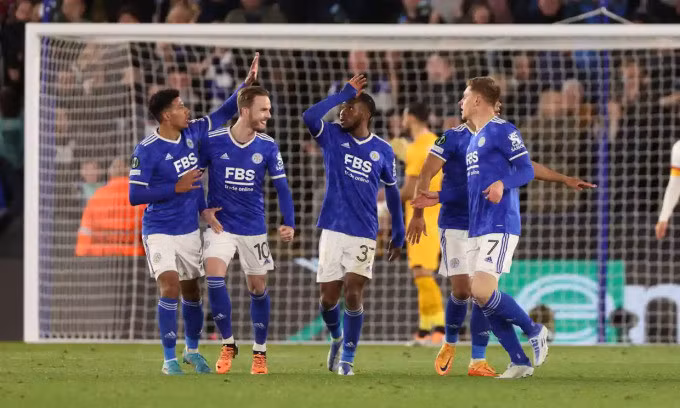 Cầu thủ Leicester mừng bàn gỡ 1-1. Ảnh: Shutterstock