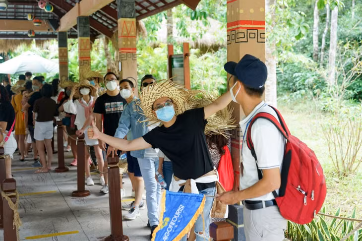 Người dân chọn du lịch trong các kỳ nghỉ lễ để nghỉ ngơi và tận hưởng những ngày tháng vui vẻ bên người thân, bạn bè.