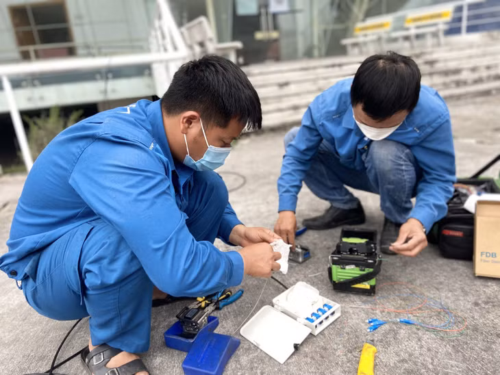 Kỹ thuật viên Trung Tâm Điều hành thông tin VNPT Quảng Ninh thi công đường truyền cho khu vực Cung Quy hoạch, Hội trợ và Triển lãm tỉnh.
