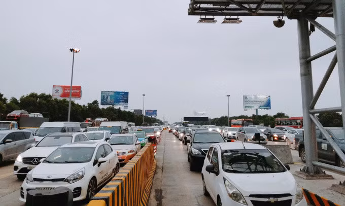 Phương tiện ùn ứ tại trạm thu phí cao tốc Hà Nội - Hải Phòng, đoạn Văn Giang, Hưng Yên lúc 18h ngày 24/4. Ảnh: Phương Linh