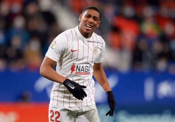 Martial đang nỗ lực trong màu áo Sevilla.
