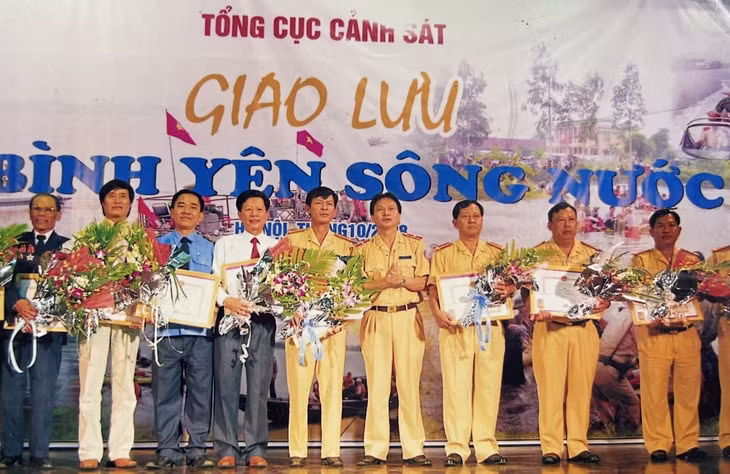 Ông Nguyễn Tài Lộc (ngoài cùng, bên trái) chụp ảnh lưu niệm cùng đồng đội tại buổi giao lưu "Bình yên sông nước" do Tổng Cục Cảnh sát (Bộ Công an) tổ chức năm 2008.
