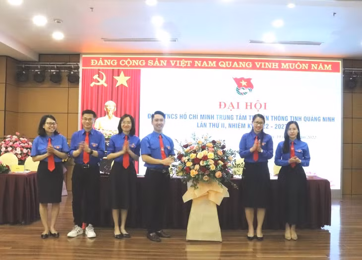 Đoàn khối các cơ quan tỉnh tặng hoa chúc mừng đại hội.