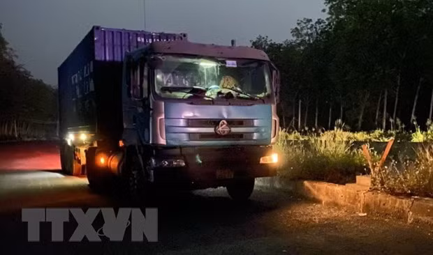 Binh Phuoc: Bat giu xe container do trom hang chuc tan rac thai hinh anh 1