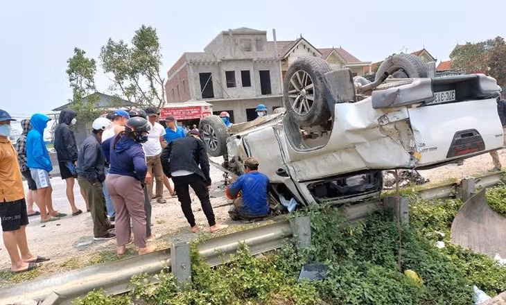 Chiếc xe bán tải sau khi bị nạn
