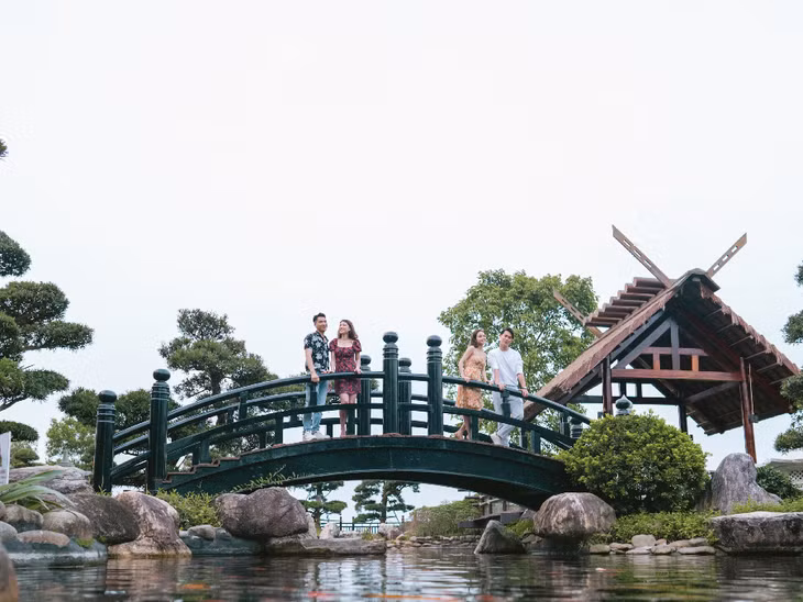 Du khách vui chơi tại Công viên Sun World.