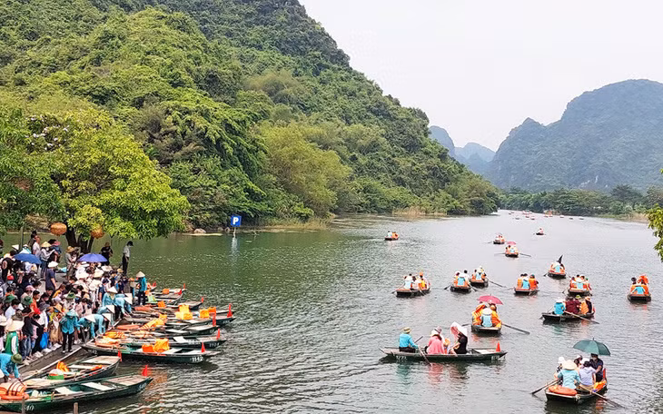 Khu du lịch Tràng An tấp nập khách dịp lễ Giỗ Tổ (Ảnh: CTV)