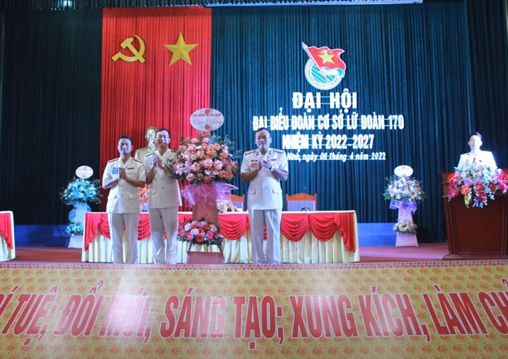 Chuẩn Đô đốc Phạm Văn Quang, Phó Chủ nhiệm Chính trị Quân chủng Hải quân, tặng hoa chúc mừng Đại hội.